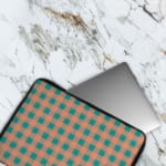 Infidu checkered beige and green laptop sleeve with a modern and colorful pattern. The laptop sleeve covers the laptop